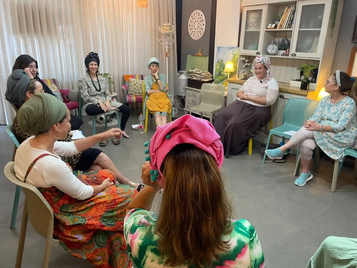 מעגל נשים של עין הסערה — נשים יושבות במעגל ומשוחחות